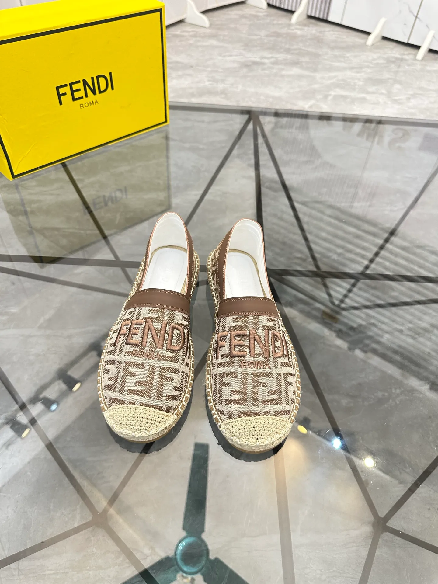 Selling men's shoes 💰: 💰P420¥ Product trademark: Fendi* "Fendi*" low-top fisherman's shoes Regular size: 38-44 (can be customized to 37.45) Product materials: upper imported cowhide stitched with original fabric, sheepskin lining, original outsole. Number: 1023